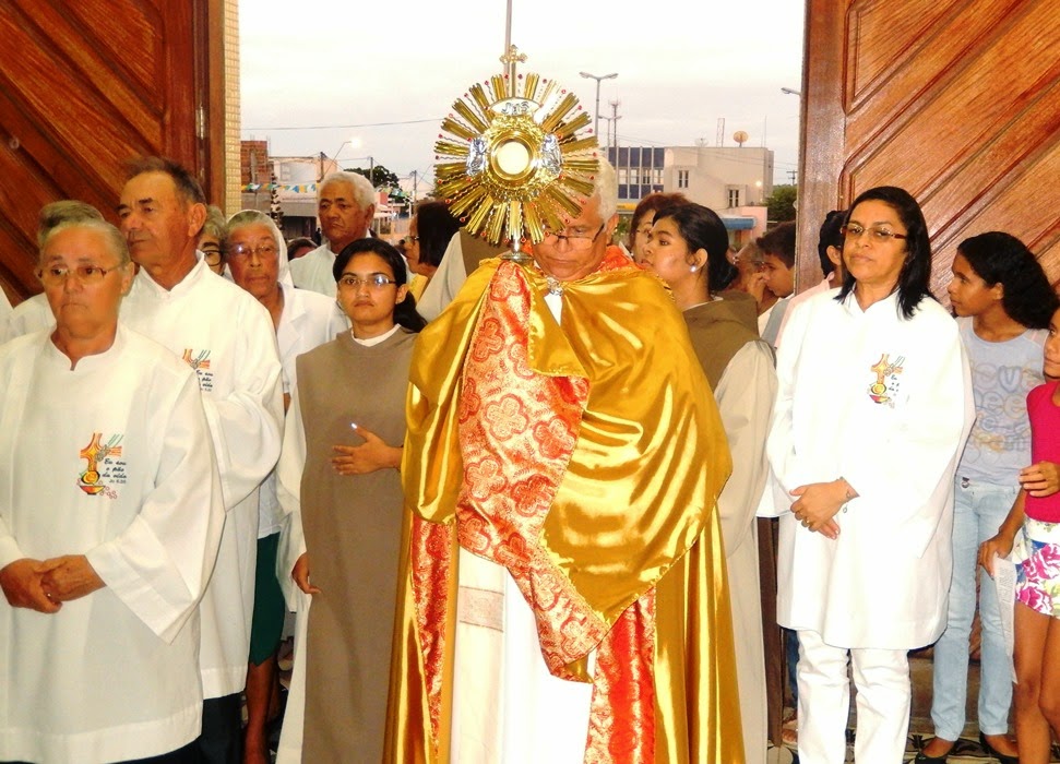 Resultado de imagem para Padre Ramos com o santissimo sacramento